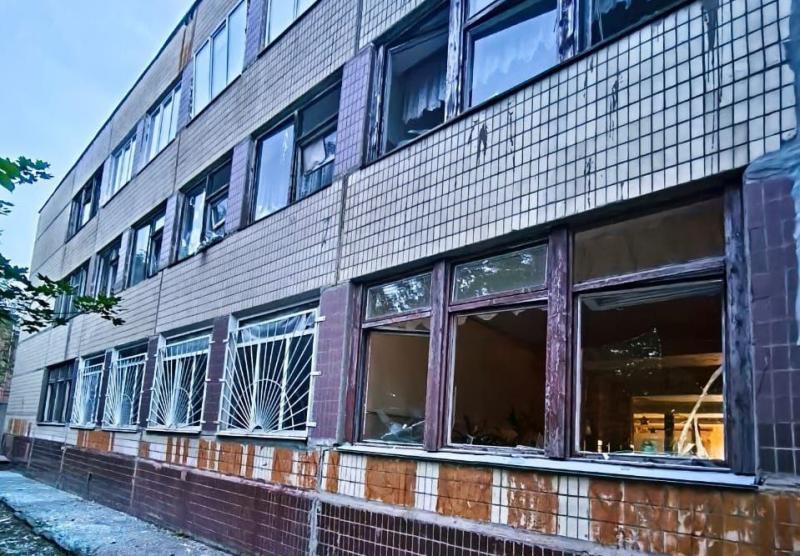 Російські військові завдали шкоди підприємствам і освітнім установам у Нікопольському районі: одна особа отримала поранення.