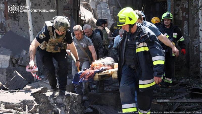 Російський ракетний обстріл Дніпра: 15 осіб загинули, численні руйнування.