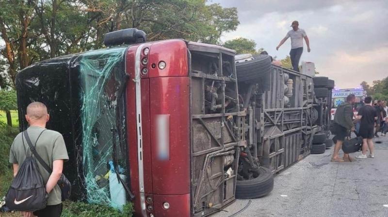 У Дніпропетровській області сталася аварія з пасажирським автобусом, внаслідок якої один чоловік загинув, а 17 осіб отримали травми.