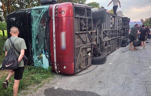 В районі Дніпра сталася аварія з автобусом, внаслідок якої один пасажир загинув, а багато інших отримали травми.