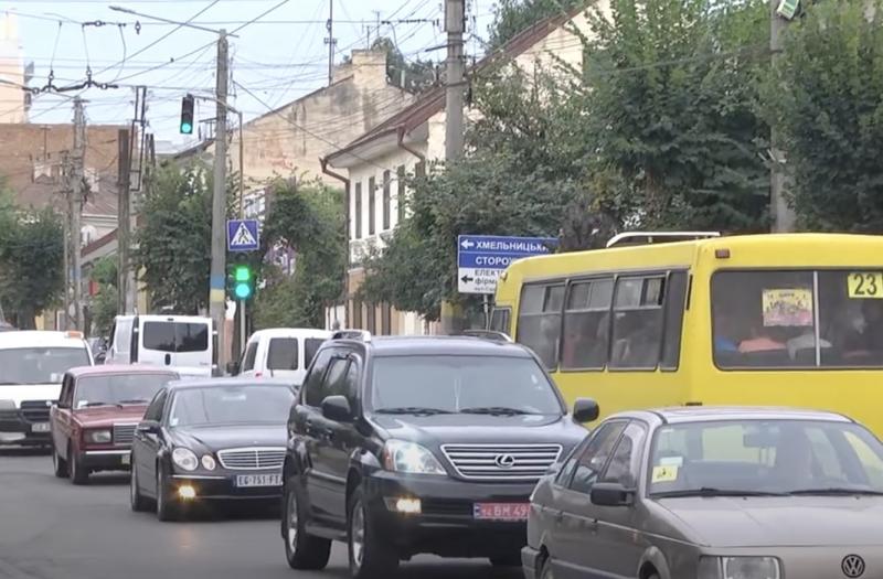Обмеження автомобільного руху в Чернівцях: на якій частині дороги буде здійснено перекриття