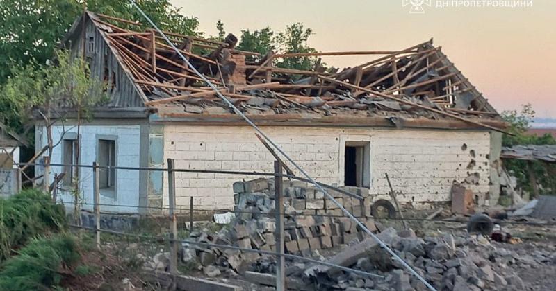 Російські війська нанесли удар касетними боєприпасами по Дніпропетровській області, в результаті чого постраждав рятувальник.