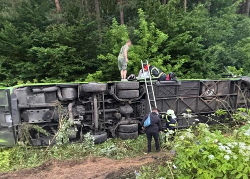 Понад тридцять осіб зазнали травм внаслідок дорожньо-транспортної пригоди під Львовом.