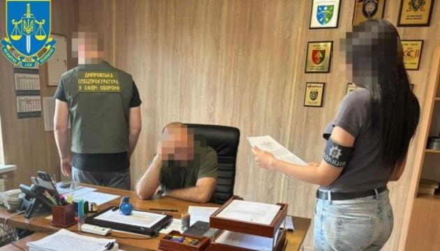 Заступника командира підозрюють у незаконних виплатах сержанту, які перевищують 700 тисяч гривень.