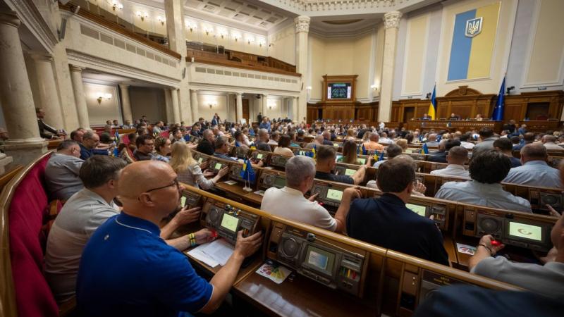 Після протестів і занепокоєння з боку Європейського Союзу, Зеленський, за повідомленнями, ініціював розробку нового законопроєкту, що стосується антикорупційних органів.