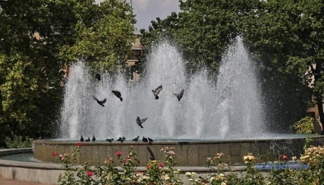 Завтра в Україні очікуються дощі, грози та спекотна погода — в деяких регіонах температура підніметься до +38°.