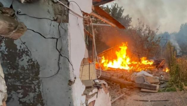 Російські війська завдали удару по двом районам Дніпропетровської області, внаслідок чого постраждали житлові будівлі та підприємство.