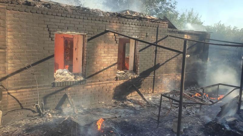 У Дніпропетровській області російські війська влаштували обстріл двох районів, внаслідок чого постраждала одна жінка.