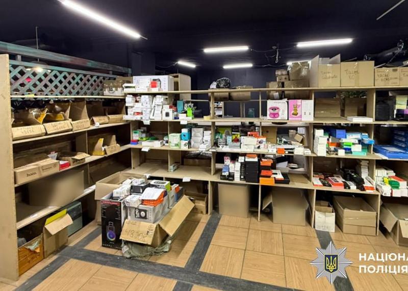 У Дніпрі було виявлено схему реалізації підроблених пристроїв популярного бренду.