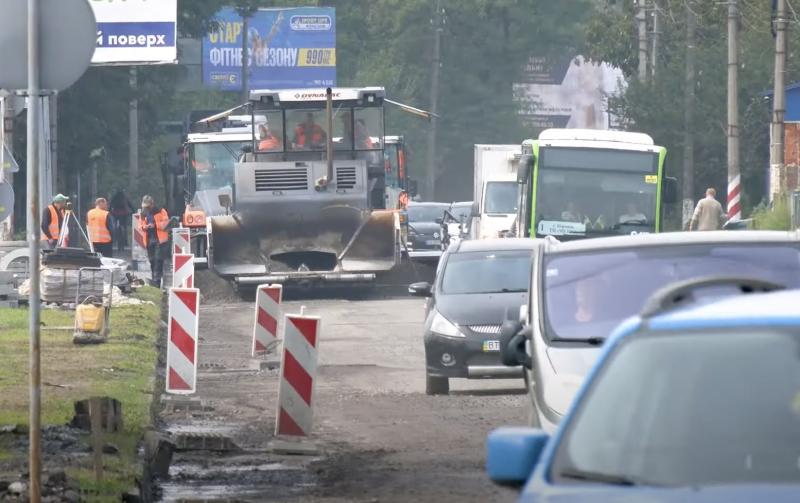 Обмеження на рух у Чернівцях: які ділянки дороги будуть закриті для проїзду більше двох тижнів.