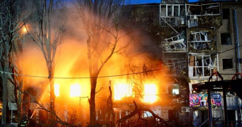 Ракетний обстріл призвів до пожежі в житлових будинках Запоріжжя внаслідок масштабної атаки з боку Збройних сил Росії — новини України на сьогодні.