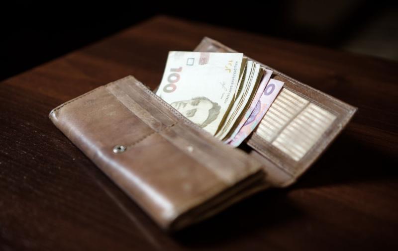 Середній рівень заробітної плати в Україні досягнув 26,5 тисячі гривень, а в столиці, Києві, цей показник перевищує 40 тисяч гривень.