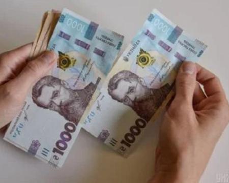 Згідно з даними Державної служби статистики, у серпні середній рівень зарплат в Україні зменшився на 2,2%.