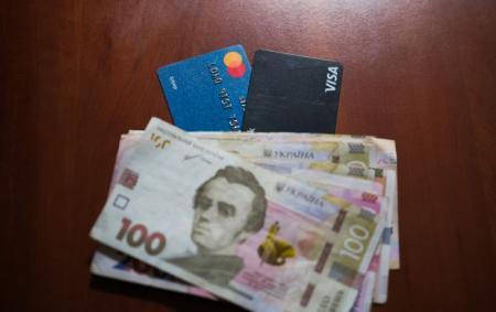 Від 18,5 до 39,5 тисяч гривень: якими є рівні заробітних плат у різних областях України.