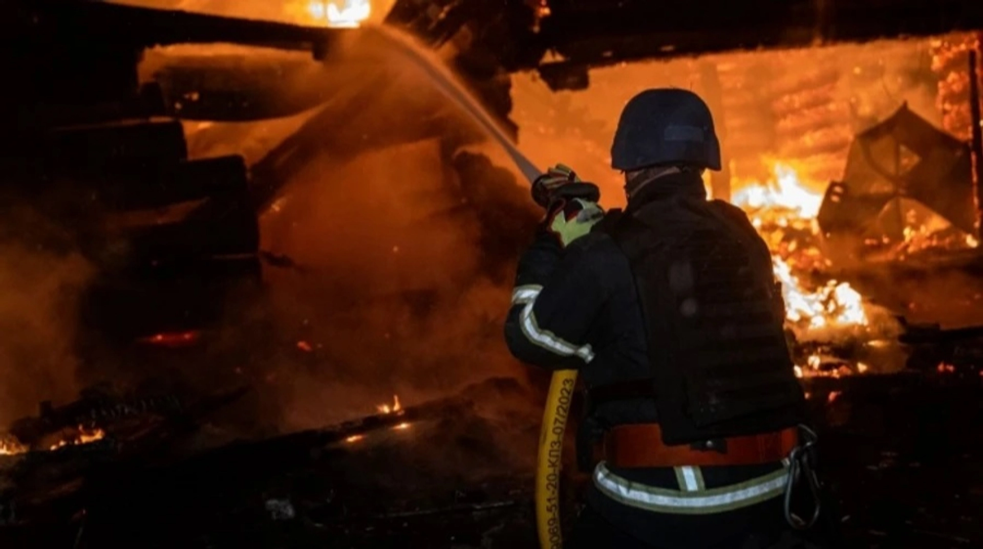 У Дніпрі почули кілька вибухів, повідомляють ЗМІ.