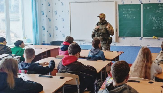 Окупаційні сили на тимчасово окупованих територіях планують вжити репресивних заходів проти батьків, чиї діти отримують освіту в українських школах онлайн, повідомляє ЦПД.