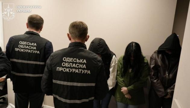 В Одесі шахраї, які працювали через колцентр, вдалися до обману, завдяки чому змогли виманити у кількох українців та казахів $92 тисячі.