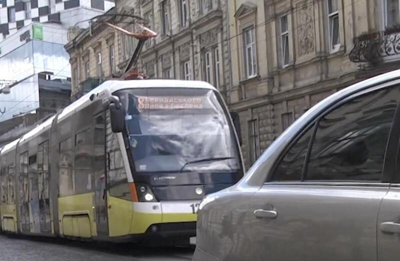 Обмеження в русі транспортних засобів на території Львівської області: які саме ділянки будуть закриті для проїзду до завершення місяця.