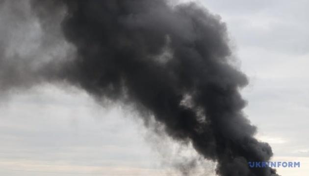 Російські війська здійснили напад на Дніпропетровську область, використовуючи безпілотники та артилерійські системи, що призвело до пошкоджень.
