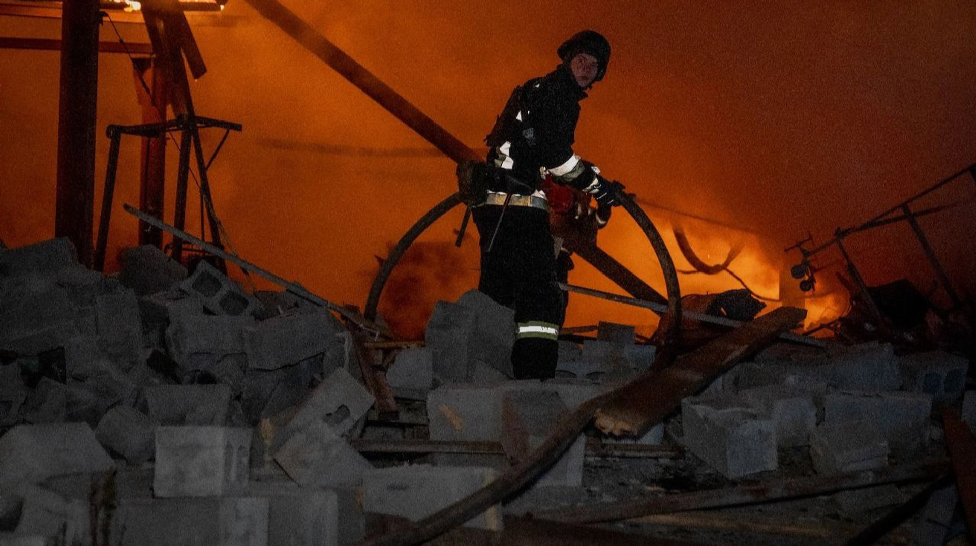 В Дніпропетровській області російські війська здійснили інтенсивні обстріли, в результаті яких постраждав молодий чоловік, а також сталося ушкодження енергетичної інфраструктури.
