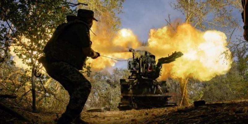 Окупантам вдалося встановити контроль над територіями Перебудова, Комар і Мирне, і вони продовжують своє просування. Цю інформацію оприлюднила платформа DeepState, яка представила відповідні карти.