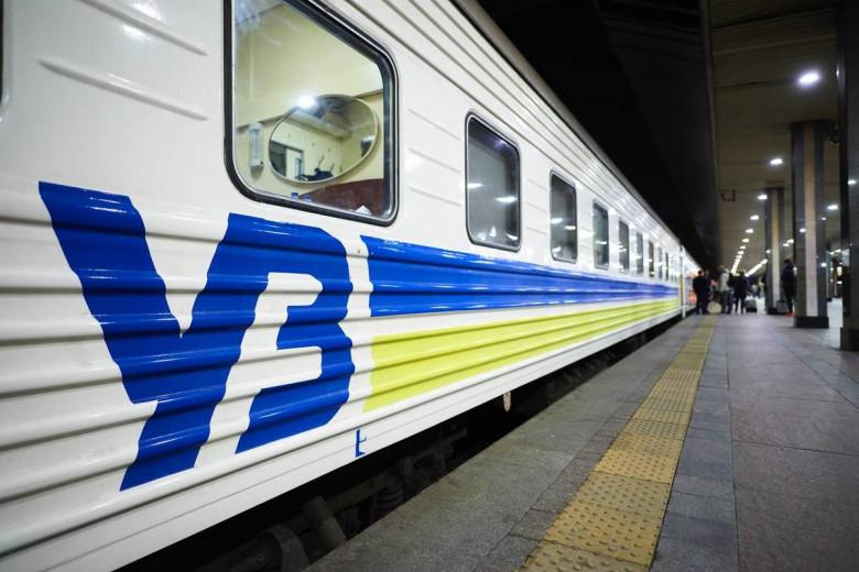 Укрзалізниця зупинила курсування поїздів у напрямку Сум через небезпеку авіаудару.