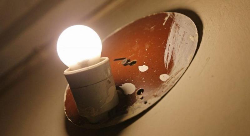 В Україні скасували розклади для погодинних відключень електроенергії, проте деякі громадяни все ще залишаються без світла.