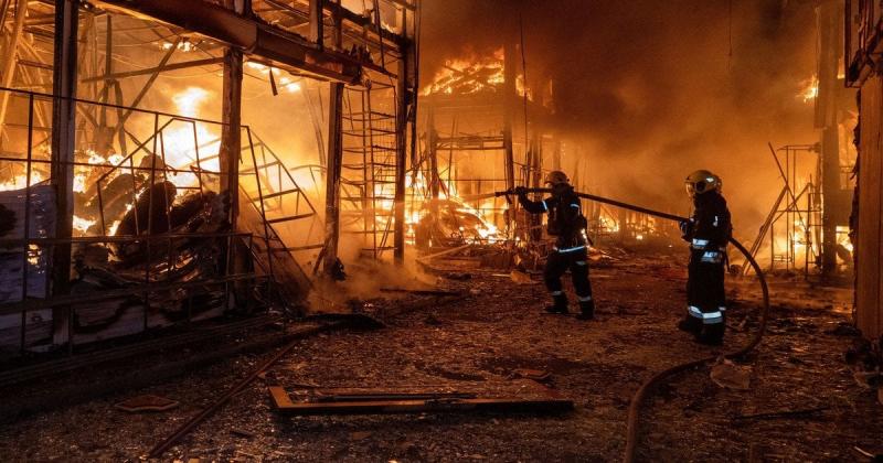 Одещина трусилася від вибухів: палали автомобілі, є постраждалі.