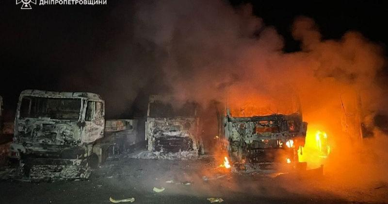 Рятувальні служби опублікували знімки наслідків удару, завданого Росією, на території Дніпропетровської області.