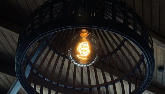 У Києві та трьох регіонах запроваджено термінові відключення електропостачання.