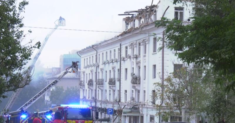 Внаслідок потужного обстрілу Росії у Дніпрі загинула одна особа, понад десять отримали поранення, повідомляє місцева влада.