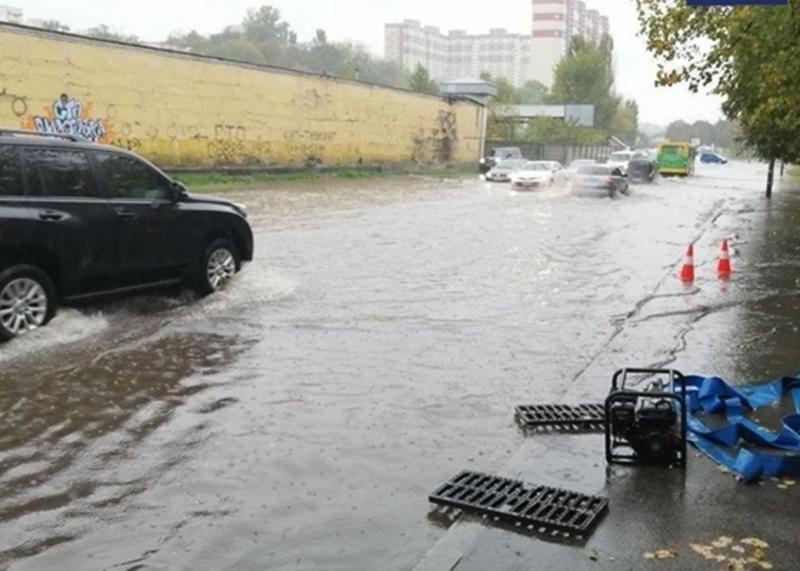 В Україні оголосили про можливі труднощі в русі транспорту через сильні дощі.