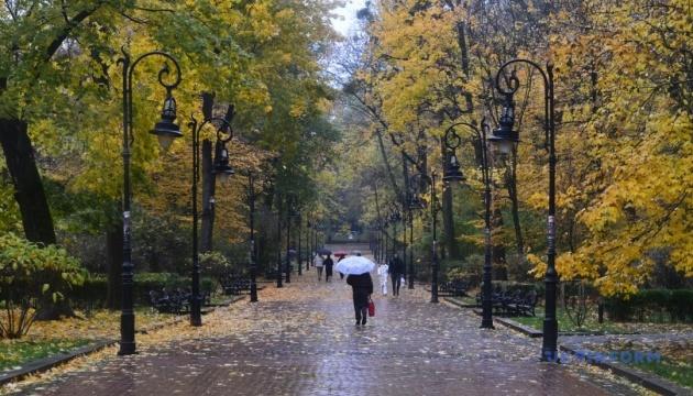 Завтра в Україні очікуються дощі, температура вдень підніметься до +16°.
