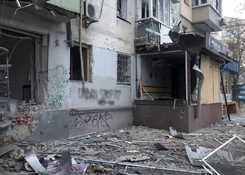 Російські війська здійснили обстріл Херсона, внаслідок чого двоє людей отримали поранення.