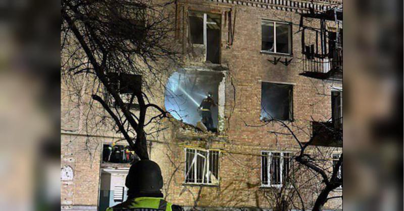 Росія здійснює ракетні удари по Києву та його околицях, в результаті чого спостерігаються влучання в різних частинах міста. Вогонь охопив житлові будинки, на жаль, є загиблі та постраждалі (фото, відео).