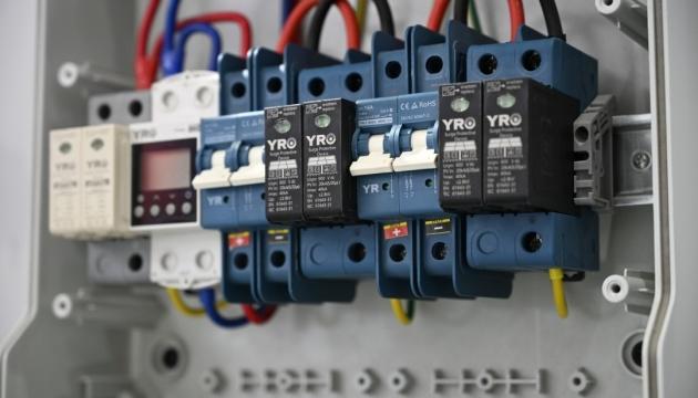 Внаслідок нічних обстрілів з боку Російської Федерації, у чотирьох регіонах зафіксовані відключення електроенергії, повідомляє Укренерго.