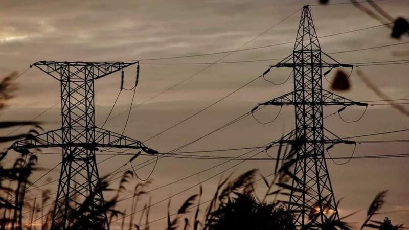 Атаки Росії на енергетичну інфраструктуру спричинили нові відключення для більш ніж 100 тисяч споживачів у трьох регіонах, повідомляє Міністерство енергетики.