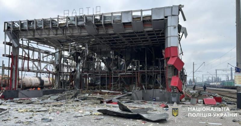 Внаслідок дронової атаки згорів вокзал у Фастові, повідомив Зеленський.