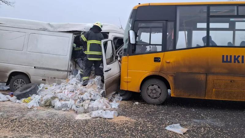 У Дніпропетровській області сталася аварія за участю шкільного автобуса, внаслідок якої загинули двоє дорослих, а одна дитина отримала травми.