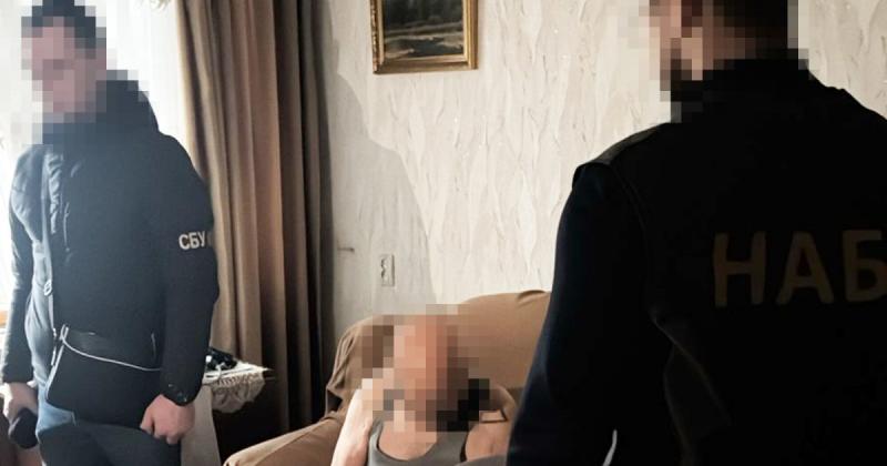 Служба безпеки України та Національне антикорупційне бюро розкрили і зупинили значну корупційну схему на підприємстві оборонної промисловості.