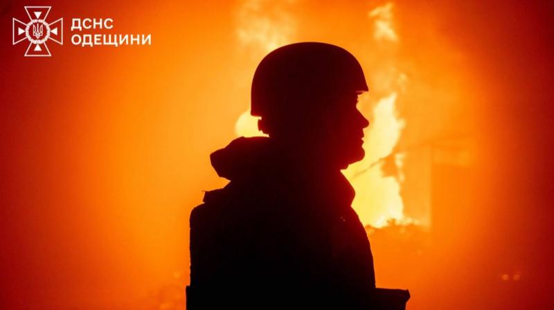 Внаслідок агресії Росії в одеському порту спалахнули пожежі у зерносховищах, повідомляє Міністерство розвитку.