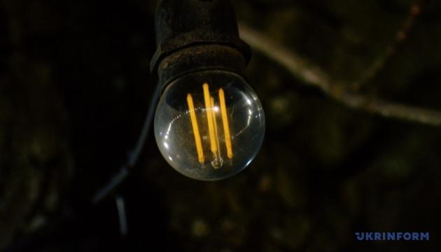 Внаслідок обстрілів повністю знеструмлено територію Донеччини, що знаходиться під контролем України, повідомляє Укренерго.