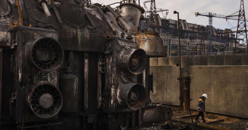 Агресор завдав удару по енергетичній інфраструктурі України: які наслідки та інформація про відключення.