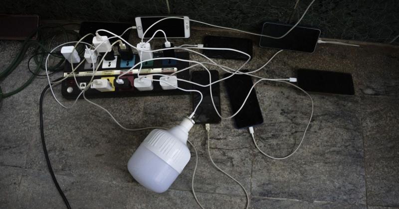 В Україні знову вводять аварійні відключення електроенергії: де сьогодні не працюють графіки постачання.