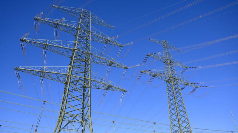 У різдвяний вечір російські війська знову нанесли удари по українській енергетичній інфраструктурі, внаслідок чого в ряді регіонів країни спостерігаються відключення електрики.