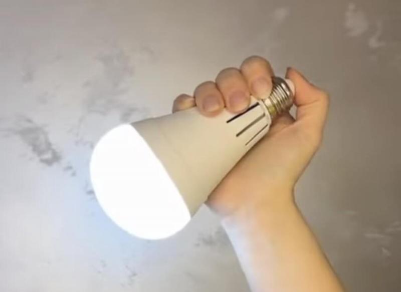 В Дніпропетровській області 29 грудня очікуються вимкнення електроенергії: жителів повідомили про оновлені графіки відключень.