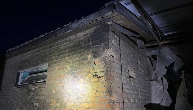 Ворог вчора ввечері вів обстріл Нікопольського району, внаслідок чого постраждали житлові будівлі, сонячні панелі та газопроводи.