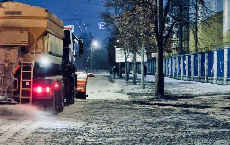 На вулицях Дніпра розсипали сотні тонн піску з метою запобігання екологічним збиткам.