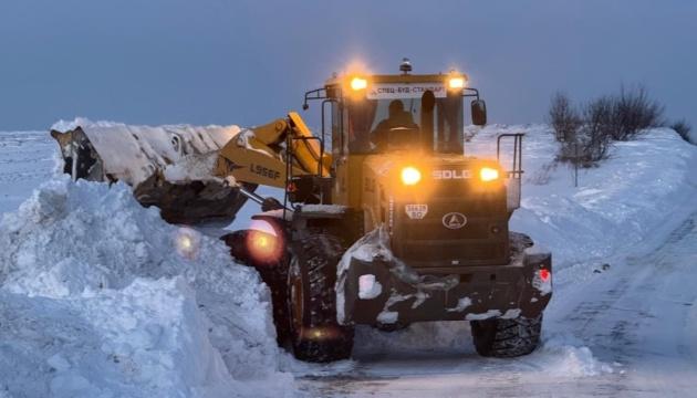 Протягом доби на території України випало до 10 сантиметрів снігу: як відбувається очищення основних автомобільних шляхів країни.