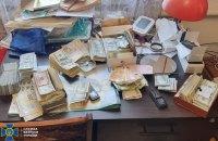 У Дніпровській області у керівника військово-лікарської комісії було виявлено понад 300 тисяч доларів США, а також зафіксовано 20 випадків отримання хабарів.